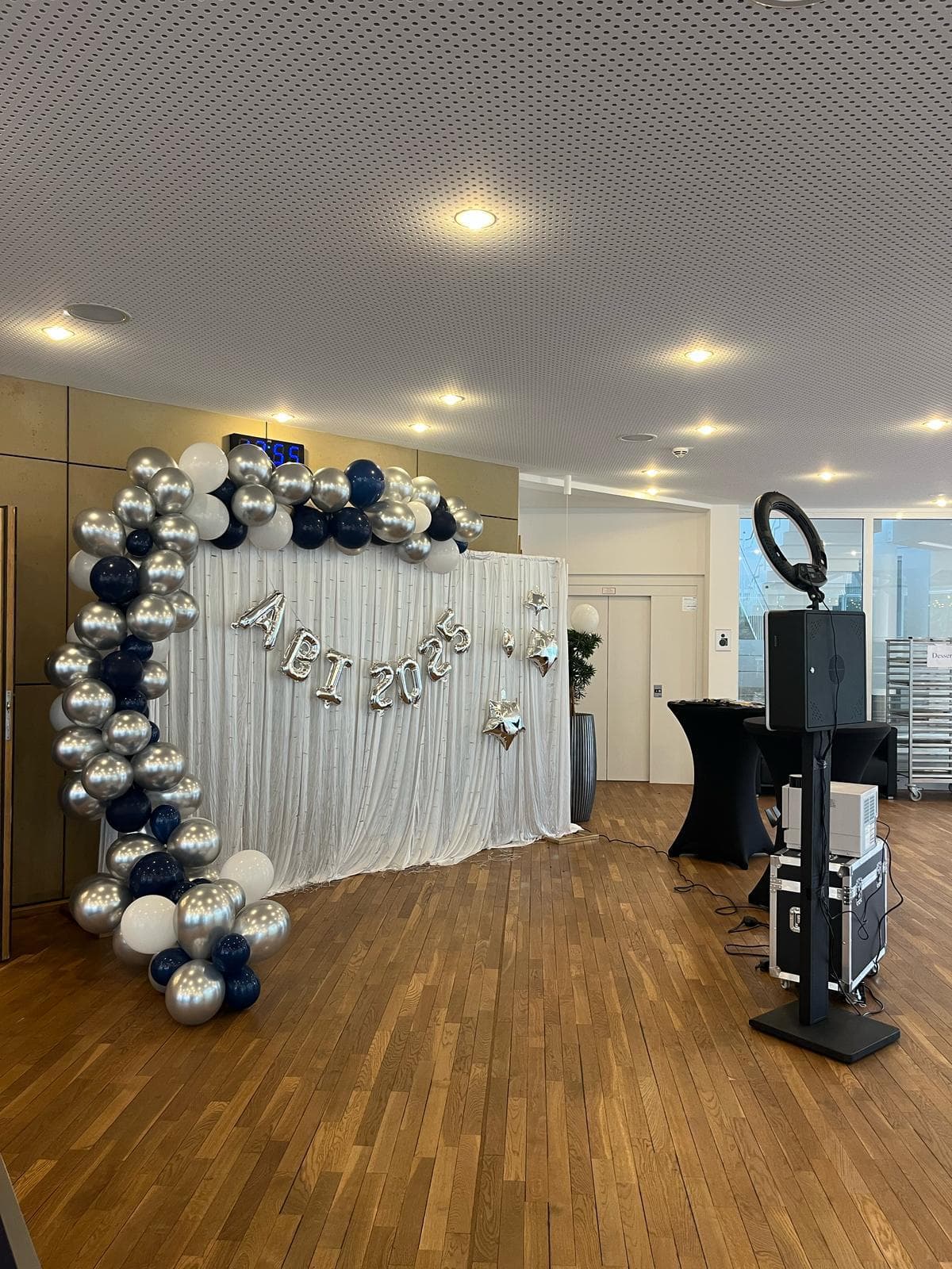 Fotobox neben Ballon-Bogen bei Abschlussfeier