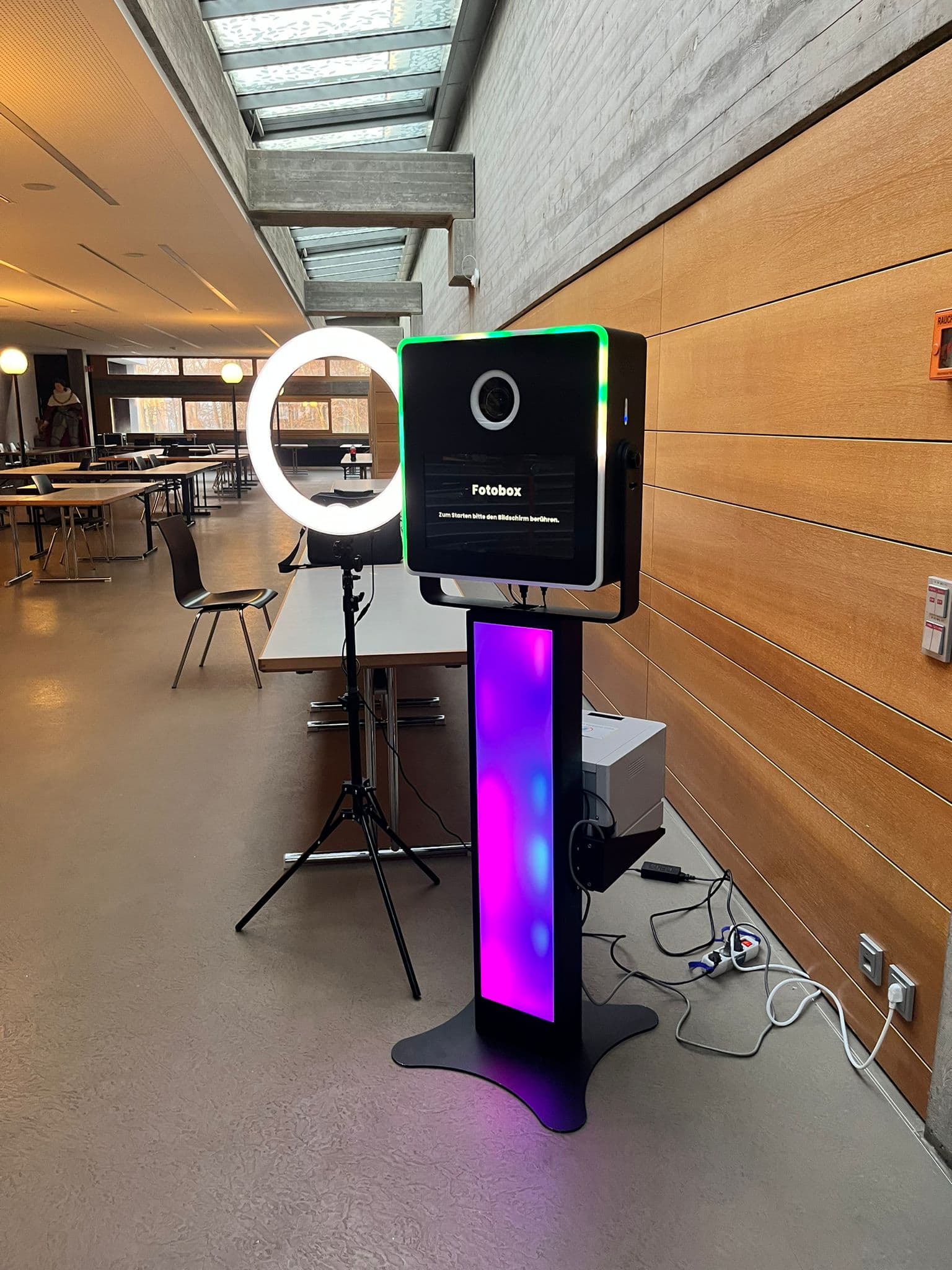 Unsere mobile Fotobox mit Ringlicht und LED-Säule beim Event
